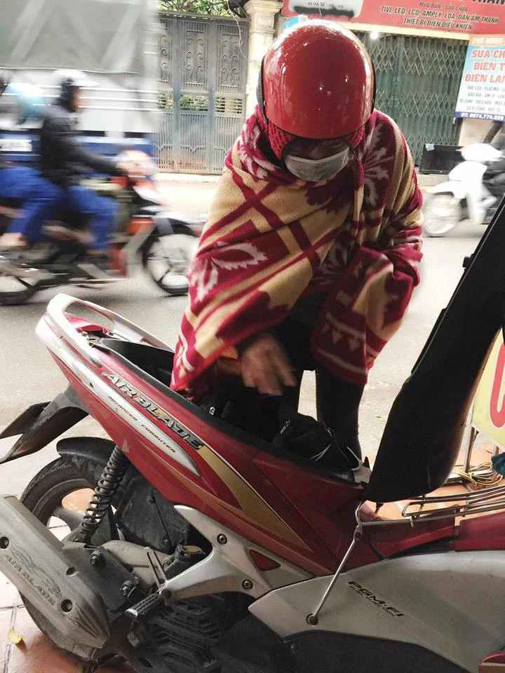 Troi ret muon kieu cuon chan di xe may gay tranh cai-Hinh-6