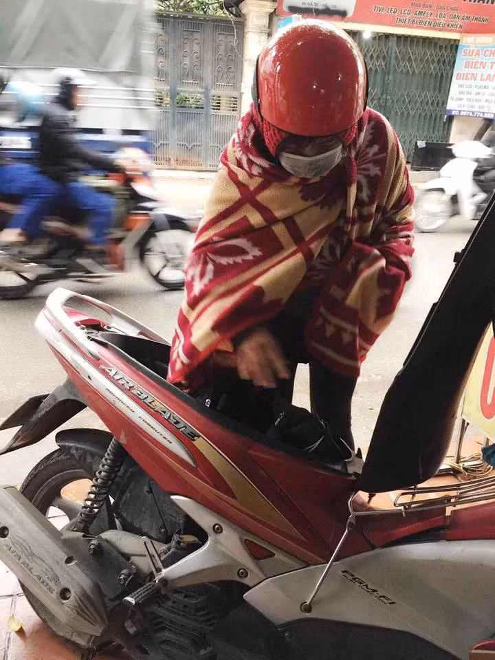 Troi ret muon kieu cuon chan di xe may gay tranh cai-Hinh-6