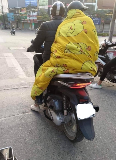 Troi ret muon kieu cuon chan di xe may gay tranh cai-Hinh-3