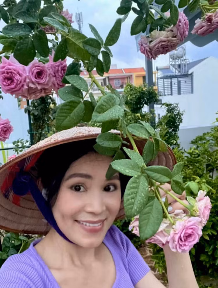 Me man vuon hong ruc ro trong biet thu cua MC Quyen Linh-Hinh-4