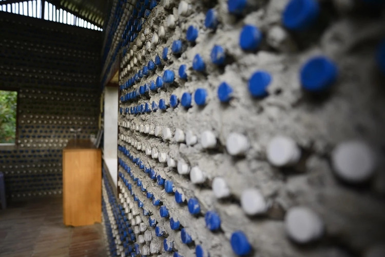 Doc dao ngoi nha xay tu 8.800 vo chai nhua giua Ha Noi-Hinh-7