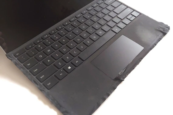 Microsoft loại bỏ bàn phím Alcantara sau 10 năm