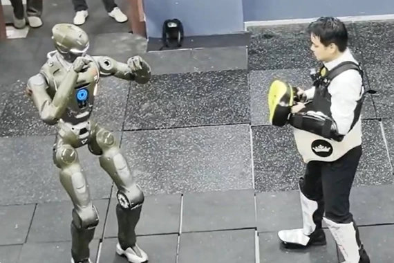 Robot kungfu Trung Quốc vượt mặt Tesla chỉ sau 2 năm