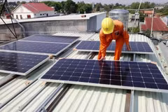 Hóa đơn điện tăng cao, các hộ gia đình có nên lắp điện mặt trời mái nhà?