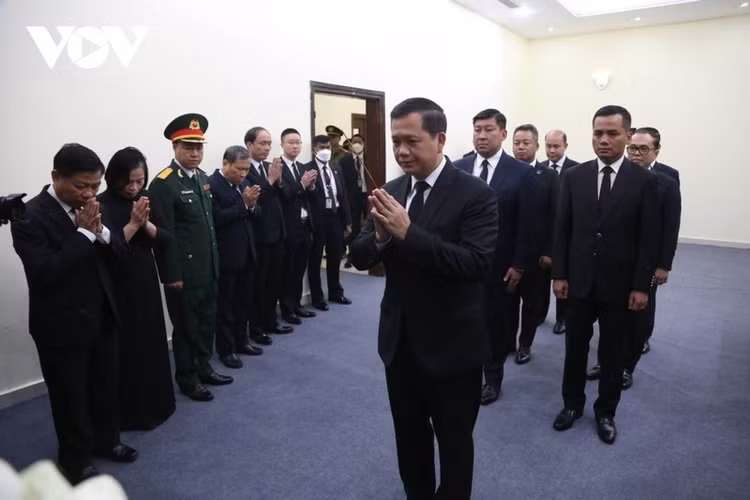 Thủ tướng Campuchia Hun Manet đến viếng Tổng Bí thư Nguyễn Phú Trọng tại Đại sứ quán Việt Nam ở Phnom Penh. Ảnh: VOV.