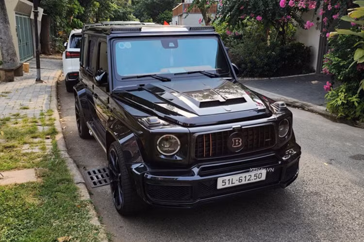 So với bản chuẩn, ngoại thất của Brabus 800 Widestar ấn tượng hơn nhờ các khe gió mở rộng phía trước, bổ sung dải đèn LED ở hốc gió và trên nóc xe. Lưới tản nhiệt của xe đã được làm mới với logo Brabus, nắp ca-pô hầm hố hơn rất nhiều nhờ có sự xuất hiện của 2 khe gió cỡ lớn. Bên hông cũng được thêm các hốc gió để tăng tính khí động học cho xe. So với bản chuẩn, ngoại thất của Brabus 800 Widestar ấn tượng hơn nhờ các khe gió mở rộng phía trước, bổ sung dải đèn LED ở hốc gió và trên nóc xe. Lưới tản nhiệt của xe đã được làm mới với logo Brabus, nắp ca-pô hầm hố hơn rất nhiều nhờ có sự xuất hiện của 2 khe gió cỡ lớn. Bên hông cũng được thêm các hốc gió để tăng tính khí động học cho xe.