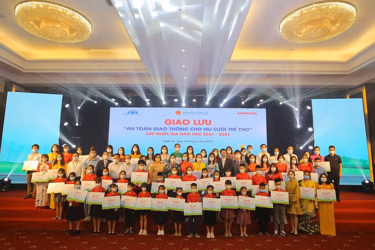 Ban Tổ chức chụp hình lưu niệm cùng các học sinh và giáo viên xuất sắc.