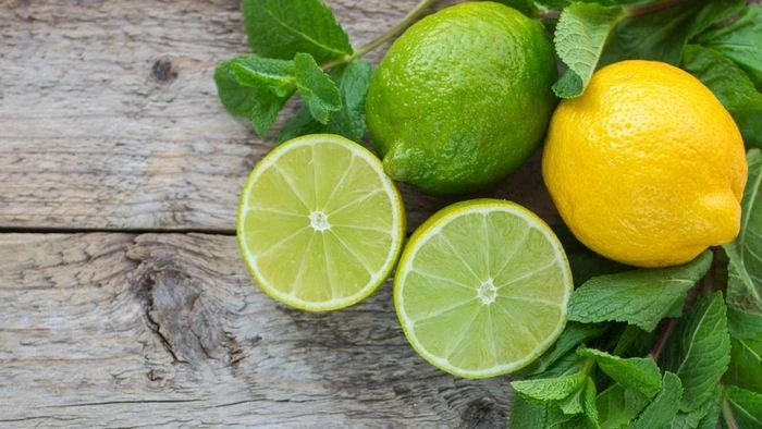 Chanh có những đặc tính làm trắng răng nhờ chứa nhiều vitamin C. Chanh có những đặc tính làm trắng răng nhờ chứa nhiều vitamin C.