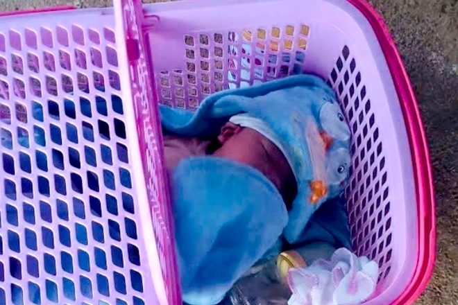 Phát hiện bé trai hơn 1 tháng tuổi trong làn nhựa kèm thư của mẹ tại Gia Lai