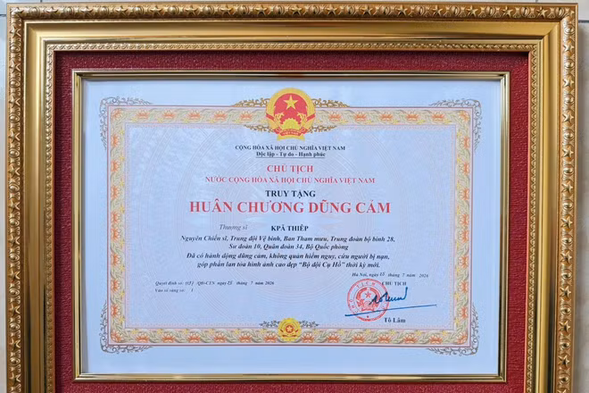 Truy tặng Huân chương Dũng cảm cho chiến sỹ Quân đoàn 34 hy sinh khi cứu dân