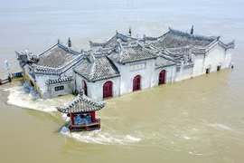 Bí ẩn ngôi chùa hơn 700 năm giữa sông Trường Giang