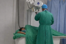 Bơm xi măng sinh học, phẫu thuật thành công vỡ lún đốt sống thắt lưng