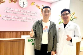 Đang ăn sáng người đàn ông ngừng tuần hoàn do nhồi máu cơ tim 