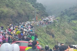 Đèo Mã Pì Lèng ùn tắc, điểm du lịch quá tải dịp Tết 