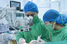 Đá bắn vào mắt khi phát đồi, người đàn ông rách củng mạc mắt nguy hiểm