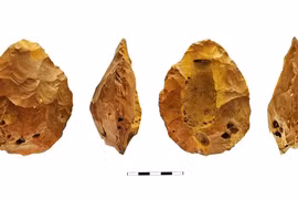 Phát hiện 10 rìu đá kỳ lạ của người tiền sử