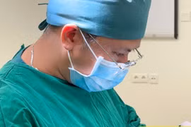 Lần đầu tiên mổ không sẹo trị thoát vị bẹn ở bé gái