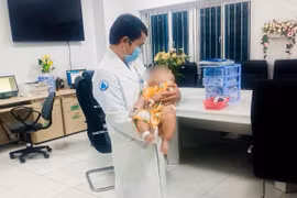 Hồi sinh bệnh nhi 7 tháng tuổi với khối u não khổng lồ