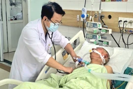 Chữa bệnh theo mạng xã hội, người đàn ông ngộ độc khí CO nặng