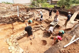 Đào móng nhà ở Nga, phát hiện kho báu tiền cổ 