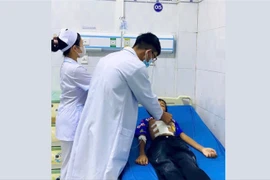 Ăn mỳ cay trẻ 9 tuổi nổi mề đay, nôn ra máu tươi nguy kịch