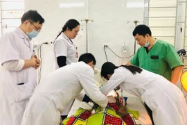 Bé trai 2 tuổi nguy kịch vì hóc hạt nhãn