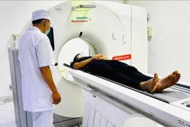 Từ Mỹ về Việt Nam phẫu thuật robot lấy u não gây liệt lưỡi