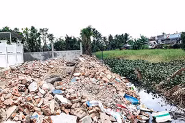 Khánh Hòa: Sông Kim Bồng đổi màu đen kịt, rác ngập tràn