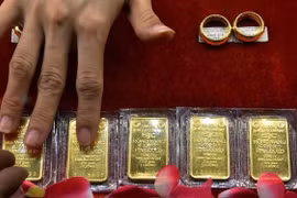 Giá vàng lao dốc, giảm hàng trăm USD sau tuyên bố của Tổng thống Mỹ