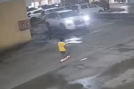 Bé gái bị ô tô cán trong khu dân cư, đoạn camera khiến nhiều người bàng hoàng