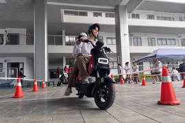 Học sinh Hà Nội thích thú lái thử xe máy điện VinFast, góp phần lan tỏa lối sống xanh
