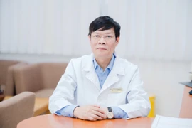 Chuyện nghề của vị bác sĩ 40 năm “chọn việc khó” để bệnh nhân ung thư được đi thêm quãng đường dài hơn