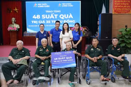 Viện Chiến lược và Chính sách Y tế cùng đội ngũ y tế thăm hỏi, tặng quà cho thương binh, bệnh binh tại Ninh Bình