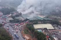 Hàng chục xe cứu hỏa dập cháy xưởng ván ép rộng nghìn mét ở Phú Thọ