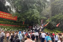 Lượng người đông đúc tại nhiều thời điểm khu vực từ sân Công Quán bắt đầu hành trình lên núi Đền Hùng.