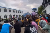 Hàng trăm công nhân Phú Thọ ngừng việc phản đối quản lý