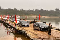 Lữ đoàn 249 tạm dừng cầu phao để lắp thêm đốt do nước Sông Lô dâng cao