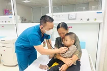 Cứu bé 2 tuổi nuốt pin cúc áo tại Phú Thọ