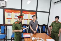 Cựu cán bộ Ủy ban Kiểm tra Tỉnh ủy Hoà Bình bị bắt với cáo buộc lừa xin việc