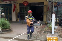 Cứu hộ nhanh vụ cháy tại Phú Thọ, cụ bà 92 tuổi thoát hiểm an toàn