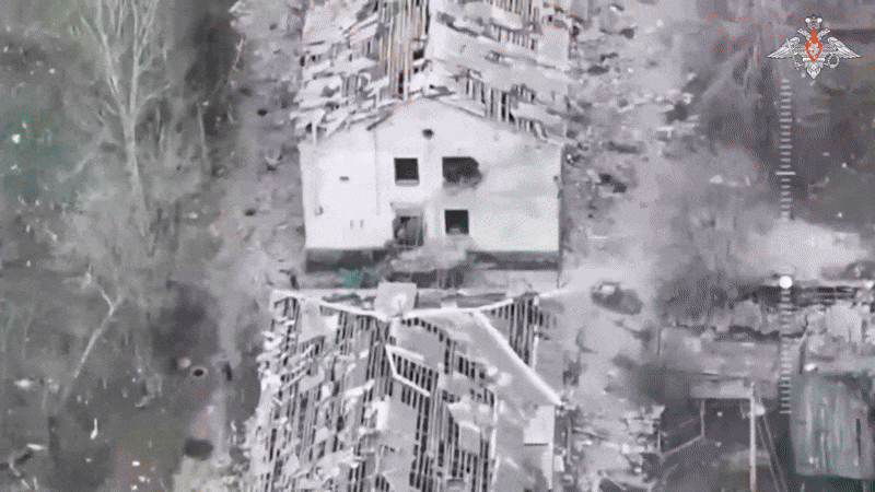 ກະຊວງປ້ອງກັນປະເທດຣັດເຊຍໄດ້ເນັ້ນໜັກວ່າ ຄວາມພະຍາຍາມໃດໆຂອງກອງກຳລັງຢູເຄຣນທີ່ຈະຖອນອອກຈາກເມືອງມີໂນຣາດຈະຖືກຂັດຂວາງໂດຍກຳລັງຍິງຂອງຣັດເຊຍໃນທຸກວິທີທາງ. ກ່ອນໜ້ານີ້, ເສນາທິການໃຫຍ່ຂອງກອງທັບຢູເຄຣນໄດ້ປະຕິເສດຄຳຂາດຍອມຈຳນົນຂອງກອງທັບຢູເຄຣນໃນເມືອງມີໂນຣາດ. 13.gif