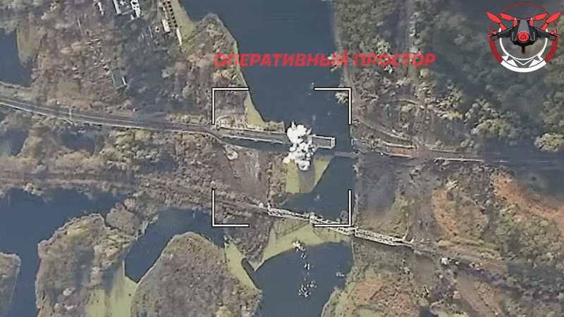 O vídeo divulgado mostra que o ataque da força aérea tática russa atingiu o vão central da ponte, destruindo duas seções da ponte flutuante do campo PMP-M, danificando as juntas e os cabos de retenção. 13.gif
