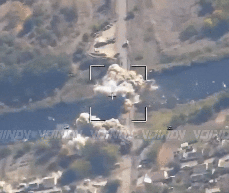 Anteriormente, também havia na Internet um vídeo de um caça Su-34 da Força Aérea Russa realizando um ataque com uma bomba planadora guiada UMPK em uma ponte na vila de Pokrovskoe, região de Dnipropetrovsk. 6.gif