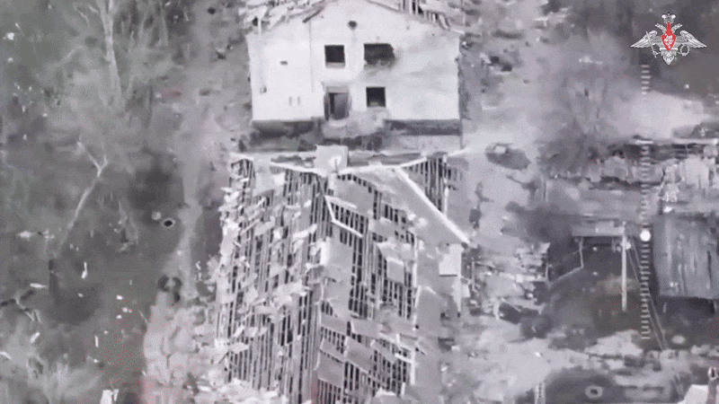 ວິດີໂອທີ່ຖືກໂພສລົງໃນອິນເຕີເນັດສະແດງໃຫ້ເຫັນທະຫານຢູເຄຣນພະຍາຍາມຫຼົບໜີຈາກເມືອງມີໂນຣາດ. ຍົນບໍ່ມີຄົນຂັບຂອງຣັດເຊຍໄດ້ບັນທຶກພາບຂອງທະຫານຢູເຄຣນກຸ່ມໃຫຍ່ທີ່ຫຼົບໜີພາຍໃຕ້ການຍິງປືນໃຫຍ່, ຊອກຫາທີ່ພັກອາໄສຢູ່ໃນອາຄານທີ່ຍັງເຫຼືອ. 12.gif