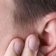 Bé 7 tuổi ôm tai khóc suốt đêm vì biến chứng từ ho, sổ mũi kéo dài