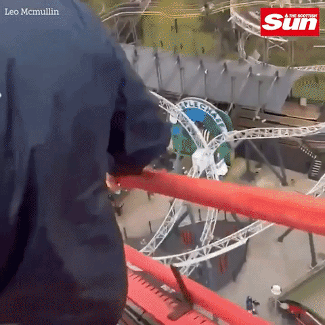 Tàu lượn đột ngột dừng khi đang lên đến đỉnh của đường ray trên cao. - Nguồn: The sun.