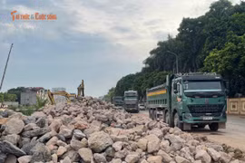 Xe ben nối đuôi, bụi phủ trắng khu dân cư ven công trường kênh La Khê