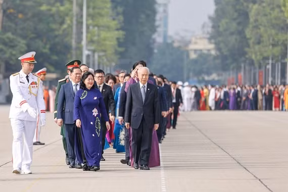 Đại biểu dự Đại hội MTTQ Việt Nam vào Lăng viếng Chủ tịch Hồ Chí Minh