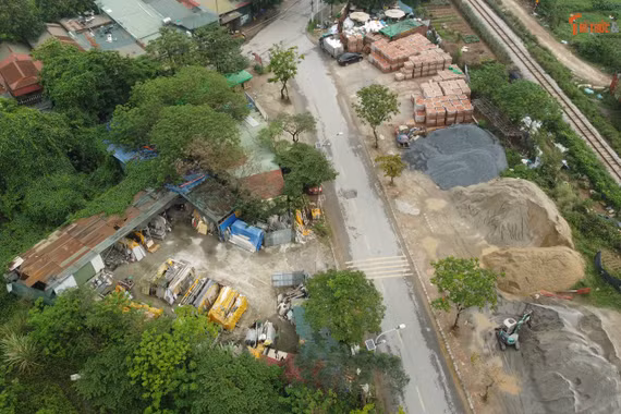 Đối với UBND các xã, phường căn cứ danh sách các địa điểm tập kết, kinh doanh vật liệu xây dựng, tài nguyên khoáng sản hoạt động không phép và các địa điểm có dấu hiệu lấn chiếm đất đai để tổ chức tuyên truyền, vận động các cơ sở kinh doanh vật liệu xây dựng, tài nguyên khoáng sản và các địa điểm có dấu hiệu lấn chiếm đất đai tự giác ngừng hoạt động và giải tỏa các vi phạm; Chủ động xây dựng kế hoạch kiểm tra, làm rõ và kiên quyết xử lý, giải quyết triệt để, dứt điểm các vi phạm nhưng không chấp hành việc giải tỏa… Tuy nhiên, theo phản ánh của người dân, tại khu vực ngõ 56 Phương Canh (phường Xuân Phương, TP Hà Nội) xuất hiện một số bãi vật liệu xây dựng trái phép, có dấu hiệu sử dụng sai mục đích đất, hoạt động gây ảnh hưởng đến môi trường, cuộc sống người dân. Đặc biệt, các bãi tập kết vật liệu xây dựng trái phép nằm sát với đường ray tàu hỏa, vi phạm quy định về hành lang an toàn đường sắt.