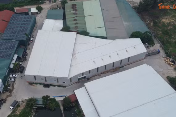 Đây là những công trình xây dựng trái phép trên đất nông nghiệp, sử dụng sai mục đích đất tại cánh đồng khu phố Phương Cầu, phường Phương Liễu (tỉnh Bắc Ninh). Phó Chủ tịch UBND phường Phương Liễu Tô Thành Công khẳng định, những công trình này đều xuất hiện trước thời điểm sáp nhập chính quyền địa phương 2 cấp, là tồn tại, lịch sử để lại.